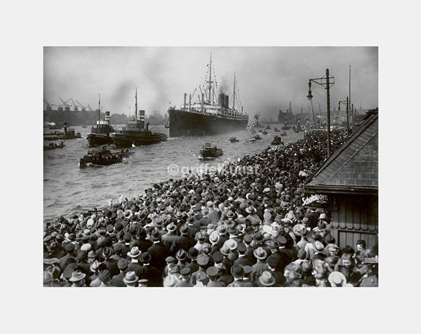 400 C2 Otto Reich Dampfer Hansa beim Einlaufen an den Landungsbrücken, Hamburg- St. Pauli, 1922 24,0 × 30,0 cm / 17,4 × 23,9 cm