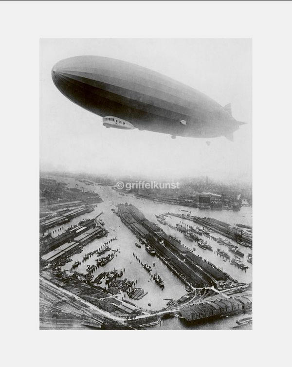 400 C4 Willi Ruge (1892–1961) Zeppelin auf dem Flug in die USA über dem Hamburger Hafen, 1924 30,0 × 24,0 cm / 23,9 × 17,5 cm
