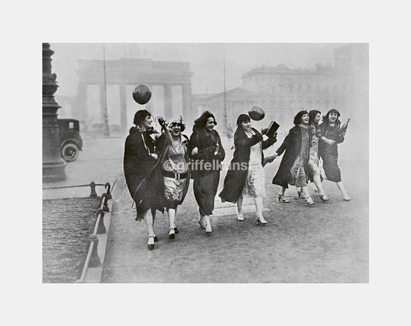 400 C5 Autorschaft unbekannt Tiller Girls bei der Heimkehr im Morgengrauen, Brandenburger Tor, Berlin, 1926 24,0 × 30,0 cm / 17,8 × 23,9 cm