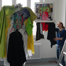 <p>Ruth May beim Aufbau der Ausstellung im Kunstraum Seilerstraße, Herbst 2011 ©griffelkunst</p>