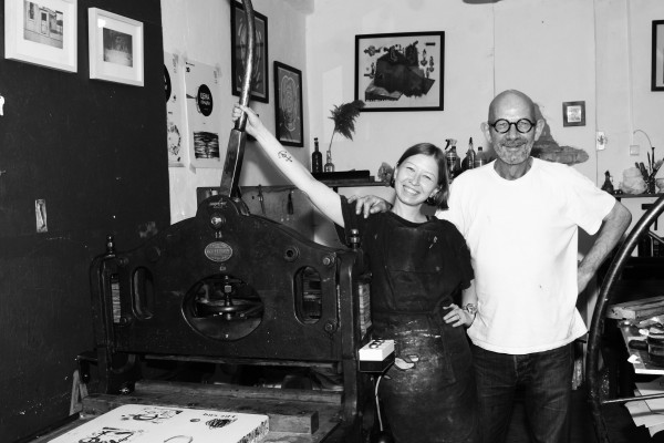 Alisa Gots und Felix Bauer in der Werkstatt Lithography30 nach der Inbetriebnahme der Litho-Presse.