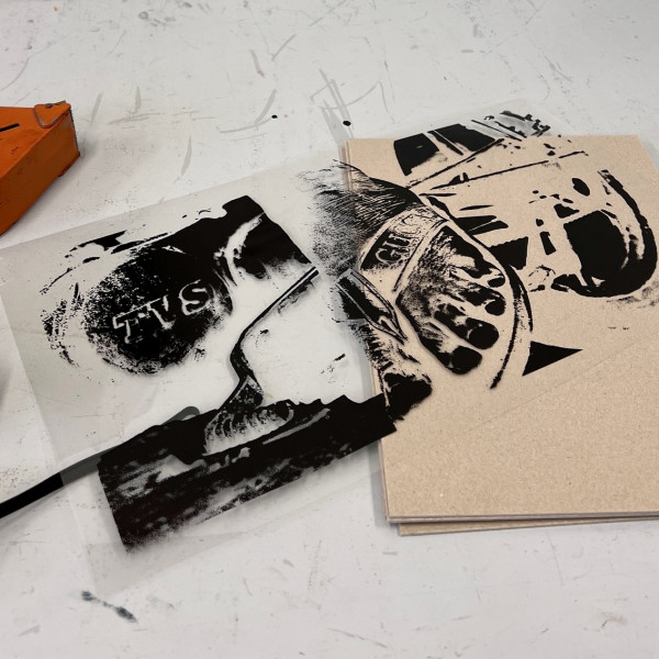 Für die Herstellung der Hochdruckplatten wurden Photopolymer Platten mit den Motiven belichtet. 