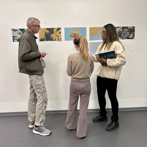 Die Ergebnisse der ersten Arbeitsphase in der Werkstatt besprechen Karimah Ashadu und Drucker Lars Dahms in der griffelkunst.
