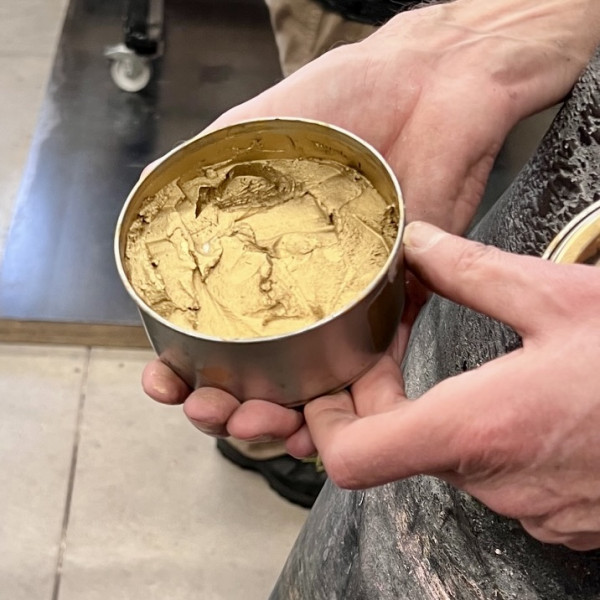 Im gemeinsamen Arbeitsprozess kommt die Goldfarbe ins Spiel.