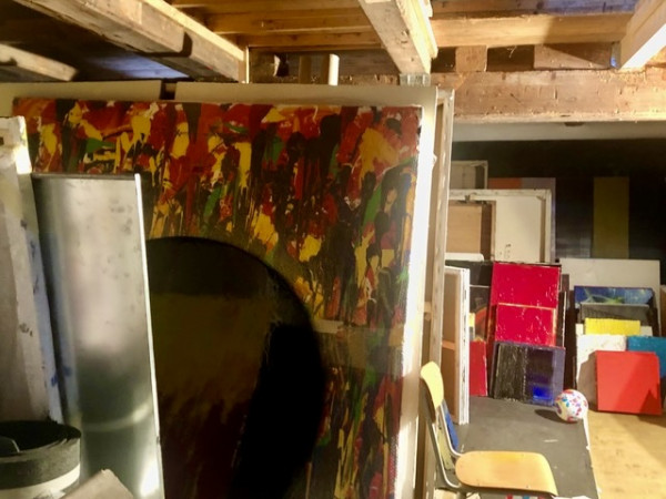 Über drei Etagen stapeln sich Werke aus mehr als 50 Jahren Produktion