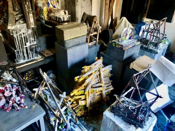 Plötzlich wird es doch fast gegenständlich. Rolf zeigt Erinnertes in den neueste Skulpturen, montiert aus Hölzern und Stäben, grob verleimt. „Das sind Häuser, Ruinen, alles zerstört, Bilder aus meiner Kindheit im Krieg.“