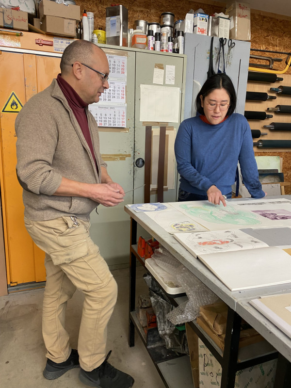 Daniel Vogler und Asana Fujikawa in der Werkstatt für Druckgrafik in Wedel, 2023