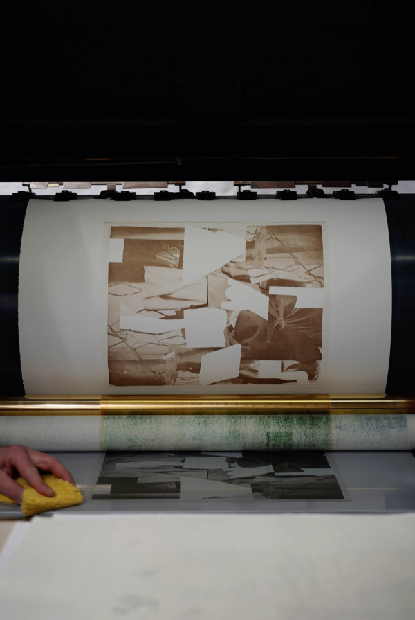 In einem ersten Druckgang werden die Collagen monochrom im Offsetdruck auf das Papier gebracht.